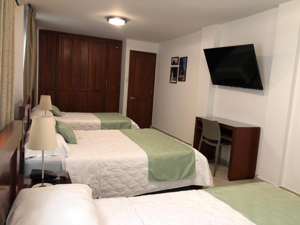 Colon Plaza Hotel Тумако Экстерьер фото