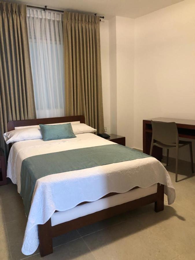 Colon Plaza Hotel Тумако Экстерьер фото