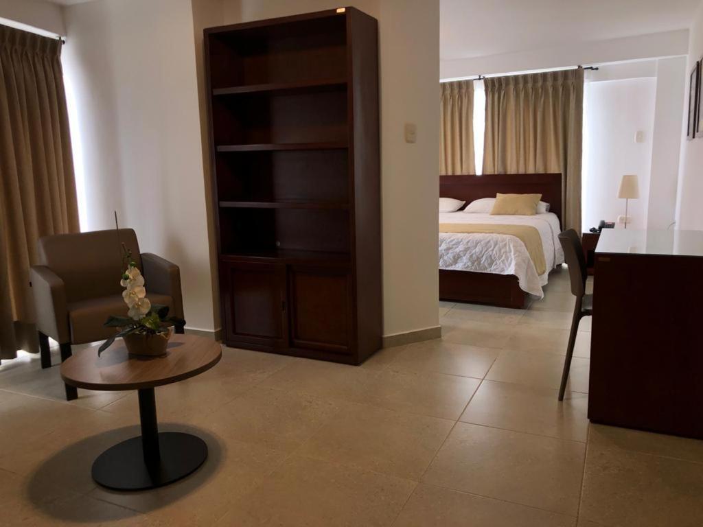 Colon Plaza Hotel Тумако Экстерьер фото