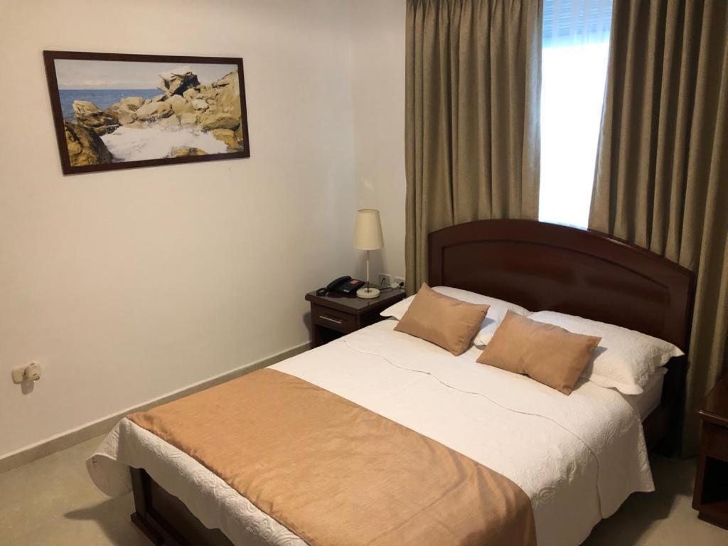 Colon Plaza Hotel Тумако Экстерьер фото