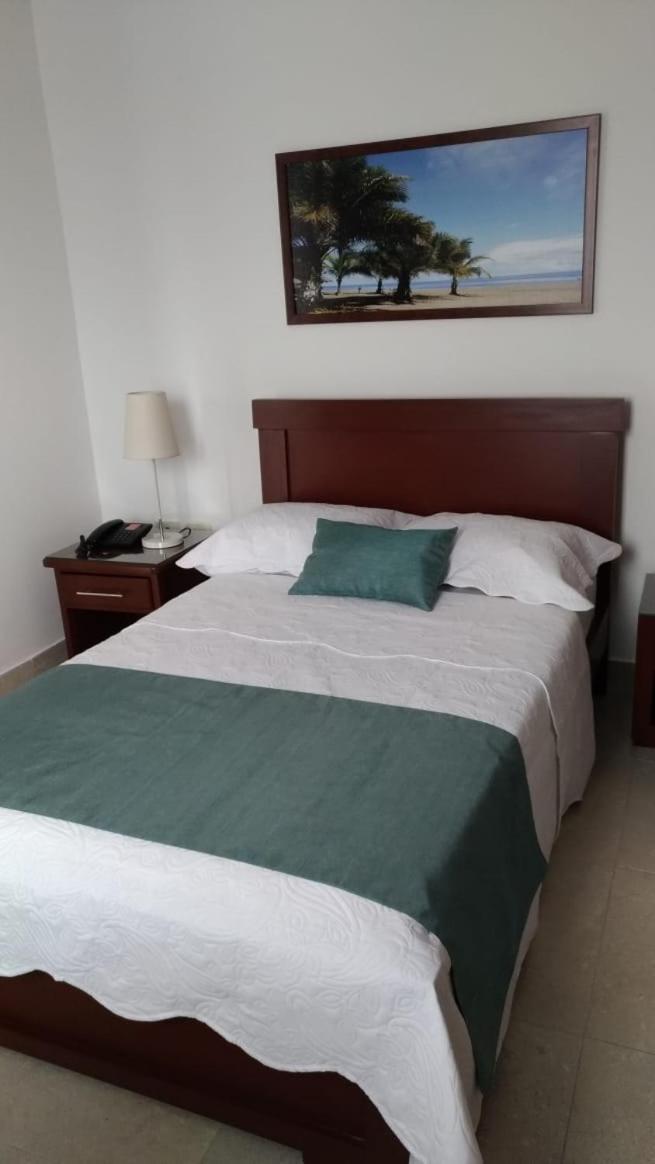 Colon Plaza Hotel Тумако Экстерьер фото