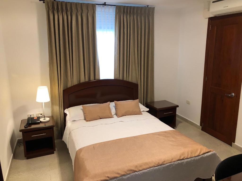 Colon Plaza Hotel Тумако Экстерьер фото